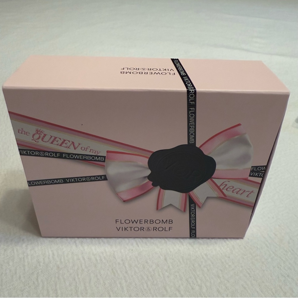 Viktor & Rolf Flowerbomb Flower BombTravel Set - Lotion Body Balm - Picture 4 of 9